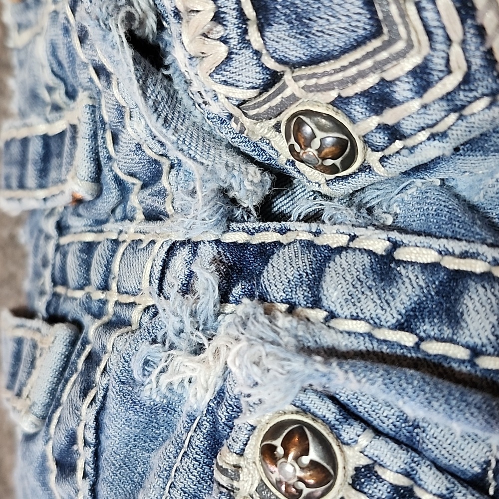 ROCK REVIVAL JARROW EMBROIDERED FLEUR-DE-LIS  FAUX-FLAP BOOT-LEG DENIM JEAN - Picture 5 of 15